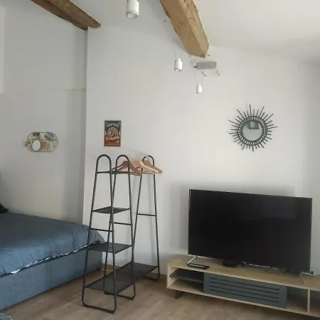 A L'ombre Des Remparts