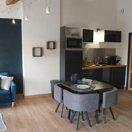 A L'ombre Des Remparts *