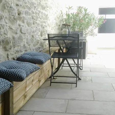 A L'ombre Des Remparts Apartment *