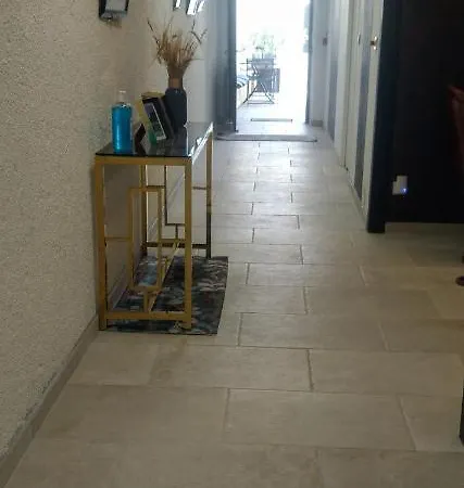 A L'ombre Des Remparts